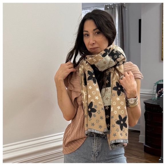 COPY - POSH LIVE LISTING - Picture 2 of 5